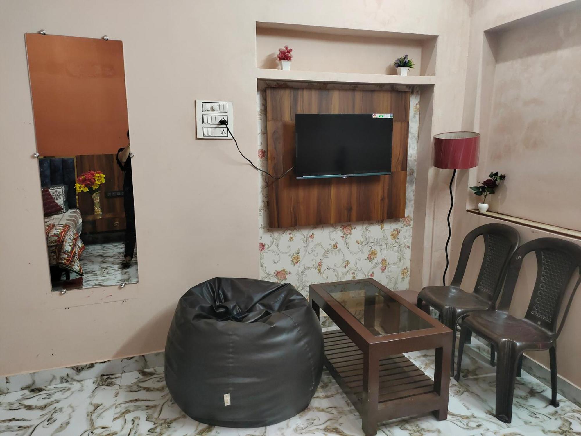 Banarasiya Stay Walking Distance To Banaras Railway Station Varanasi Exterior foto