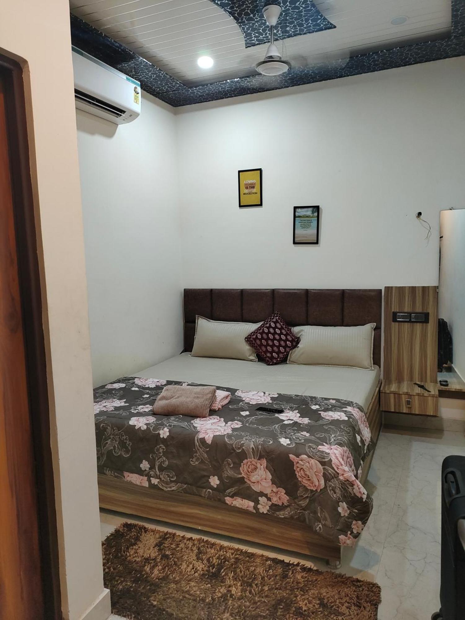 Banarasiya Stay Walking Distance To Banaras Railway Station Varanasi Exterior foto