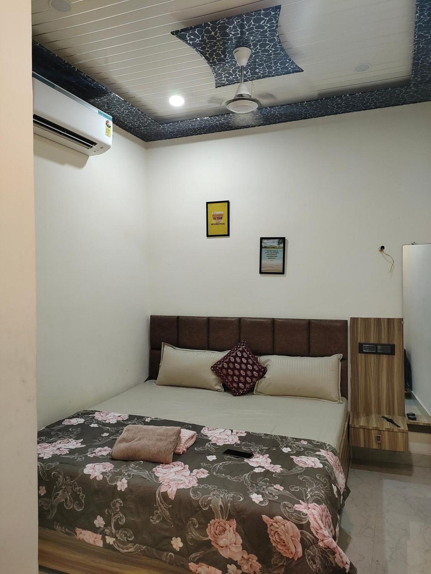 Banarasiya Stay Walking Distance To Banaras Railway Station Varanasi Exterior foto
