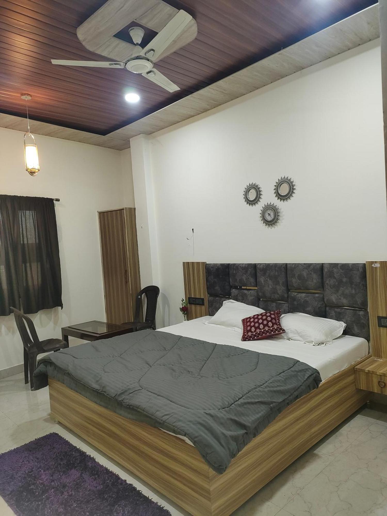 Banarasiya Stay Walking Distance To Banaras Railway Station Varanasi Exterior foto
