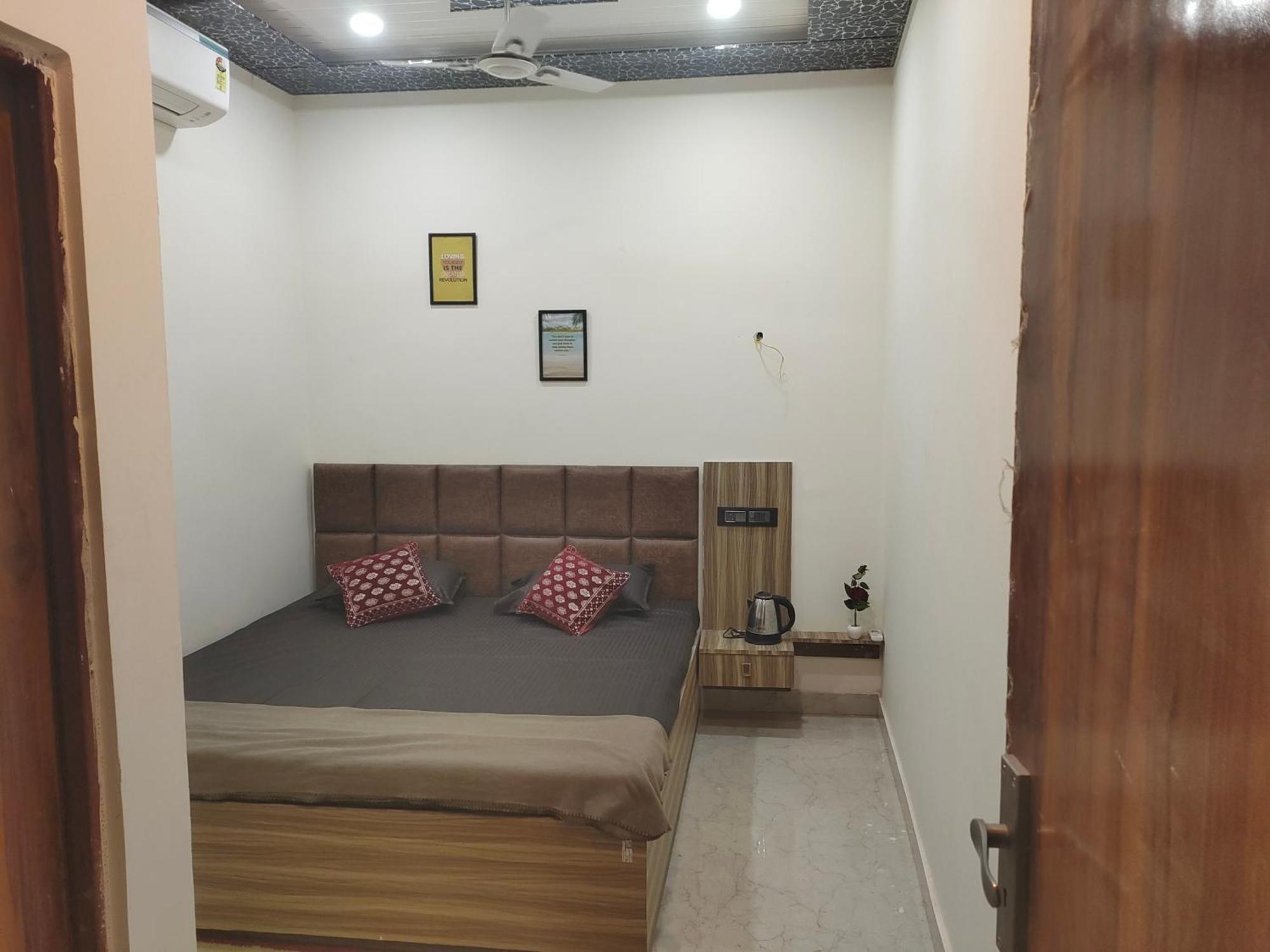 Banarasiya Stay Walking Distance To Banaras Railway Station Varanasi Exterior foto
