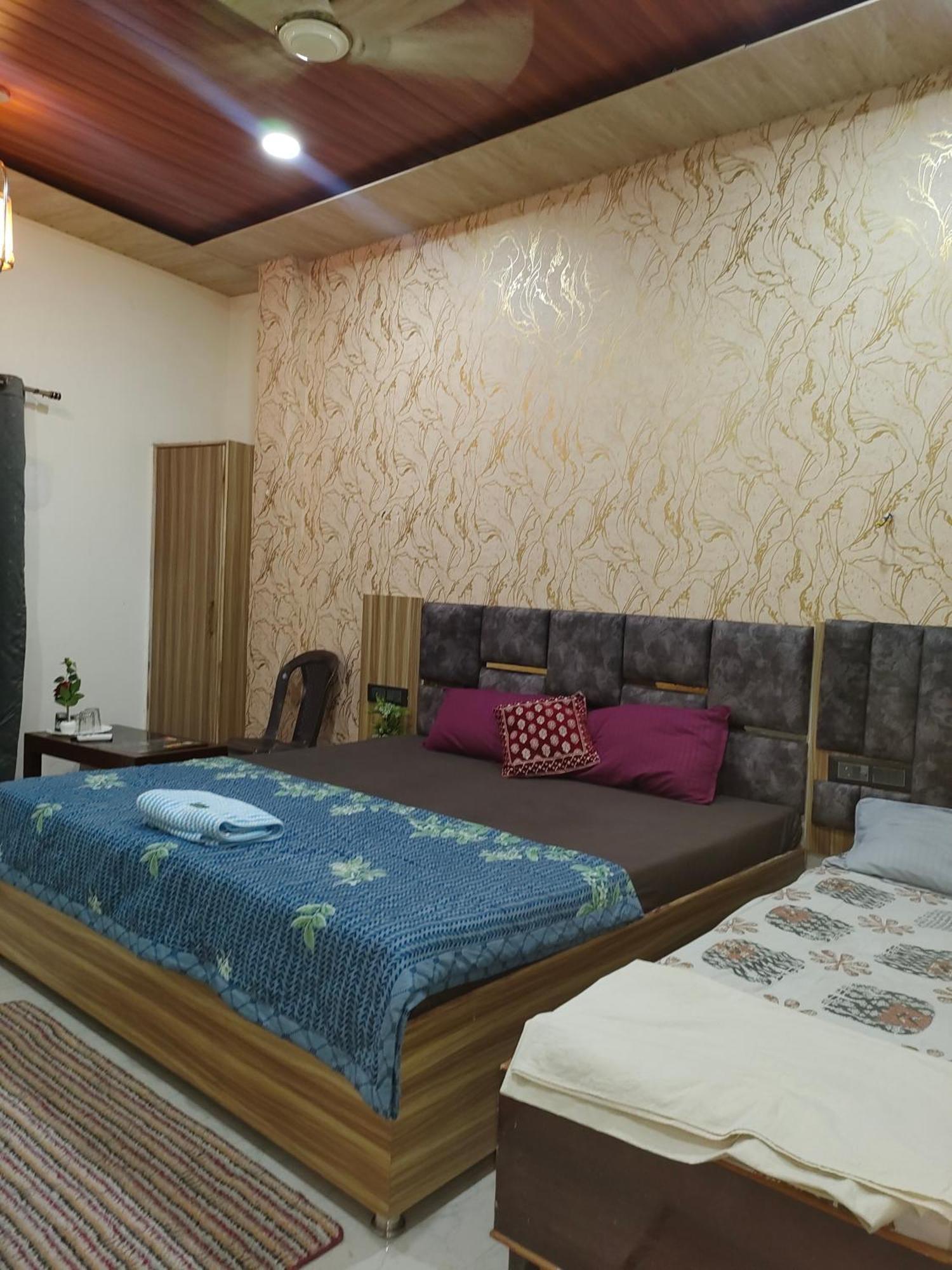 Banarasiya Stay Walking Distance To Banaras Railway Station Varanasi Exterior foto