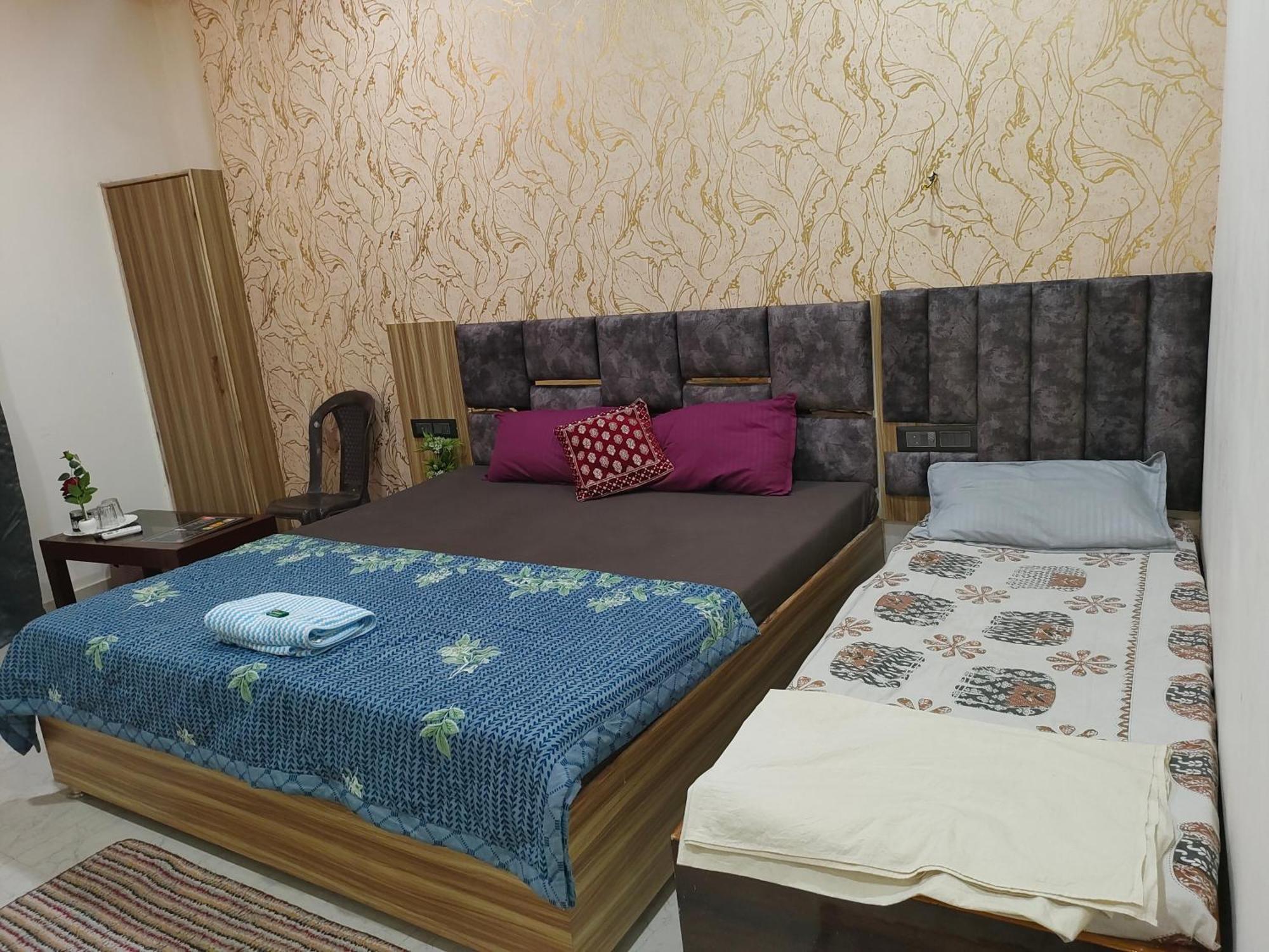 Banarasiya Stay Walking Distance To Banaras Railway Station Varanasi Exterior foto