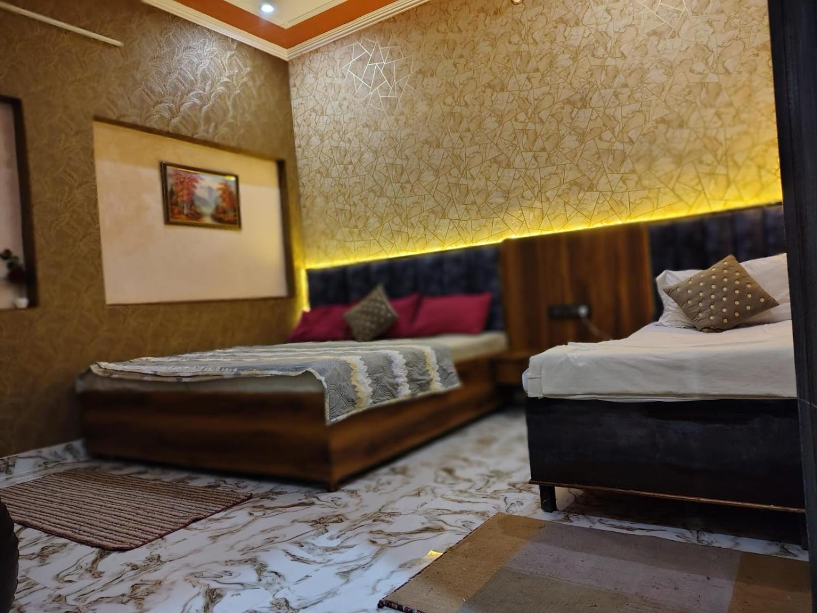 Banarasiya Stay Walking Distance To Banaras Railway Station Varanasi Exterior foto