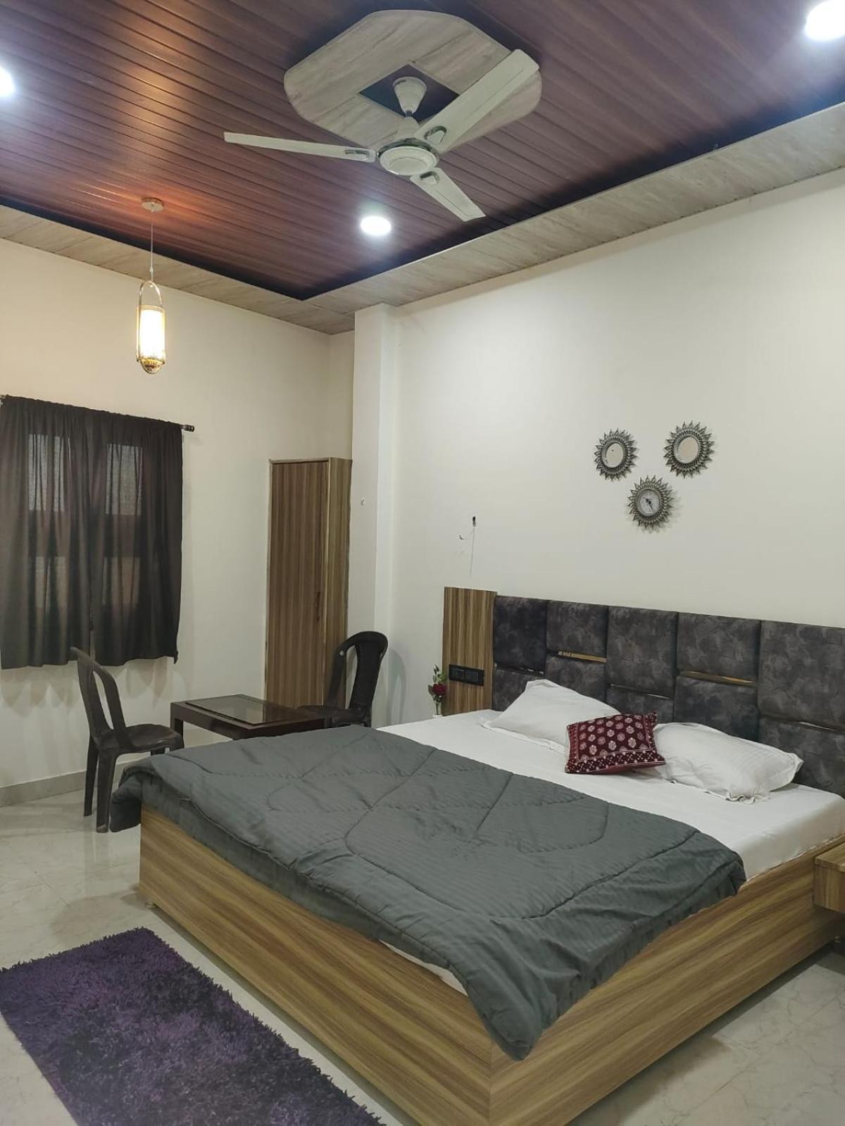 Banarasiya Stay Walking Distance To Banaras Railway Station Varanasi Habitación foto